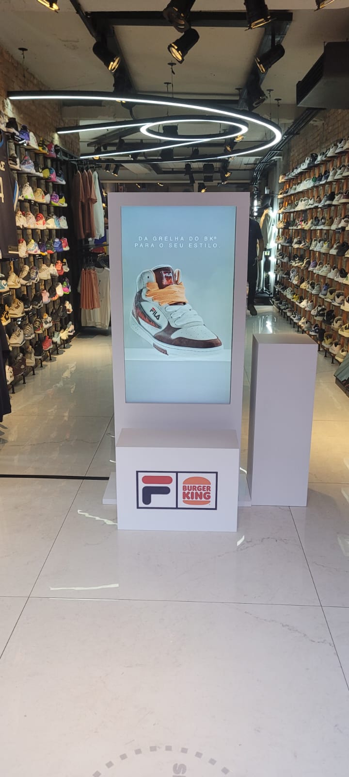 Totem multimídia de LED em evento LocShow